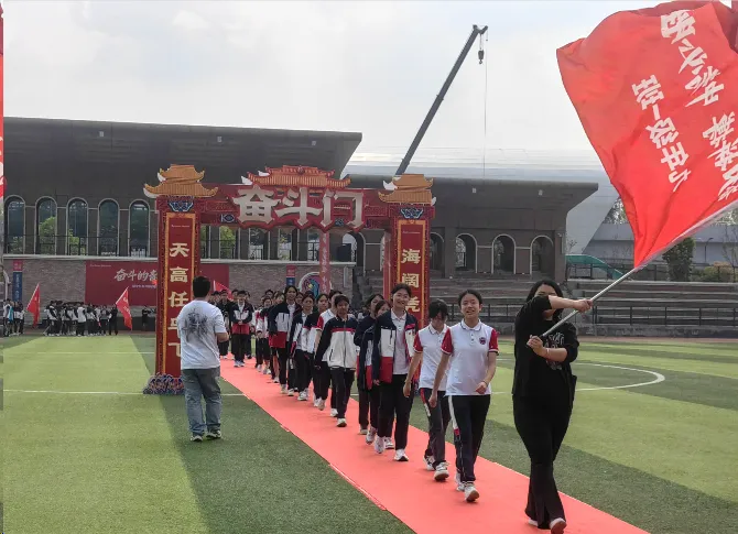 初三学生举行中考倒计时60天励志活动