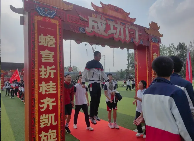 初三学生举行中考倒计时60天励志活动