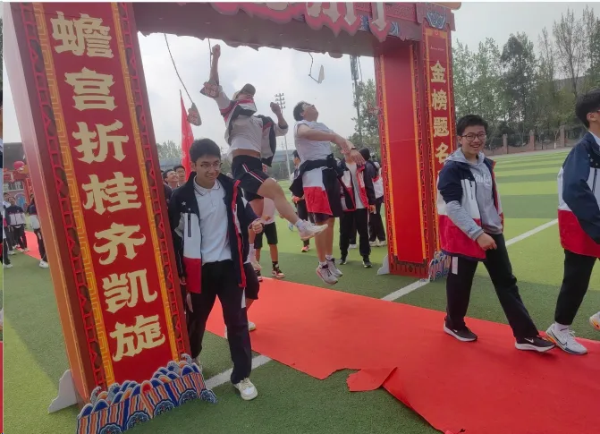初三学生举行中考倒计时60天励志活动