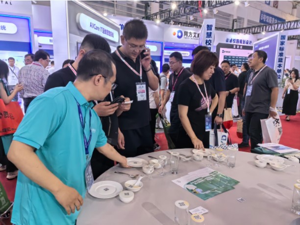 高博会 | 利君成携MR/AR/VR、中餐AI智能摆台虚拟仿真教学设备精彩亮相！