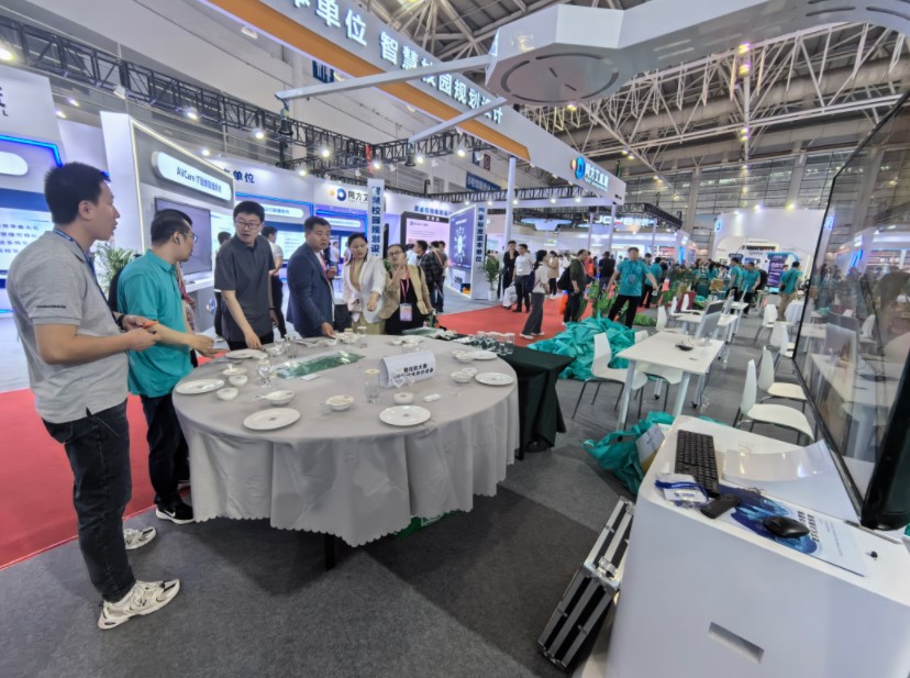 高博会 | 利君成携MR/AR/VR、中餐AI智能摆台虚拟仿真教学设备精彩亮相！