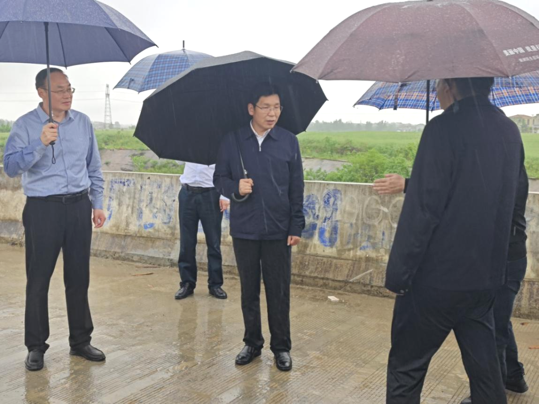 市生态环境局调研小流域综合治理相关工作
