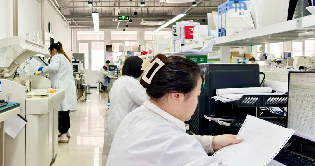 【劳动节快乐】红龙扑克生物五一特刊：员工团结一心，共创美好未来