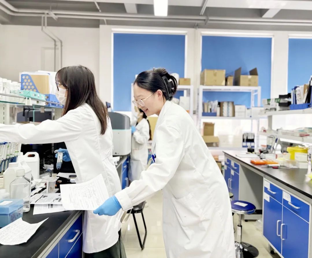 【劳动节快乐】红龙扑克生物五一特刊：员工团结一心，共创美好未来