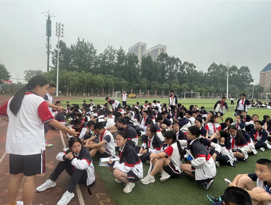 初中部防震减灾演练圆满落幕,筑牢校园安全新屏障 初中部防震减灾演练圆满落幕,筑牢校园安全新屏障