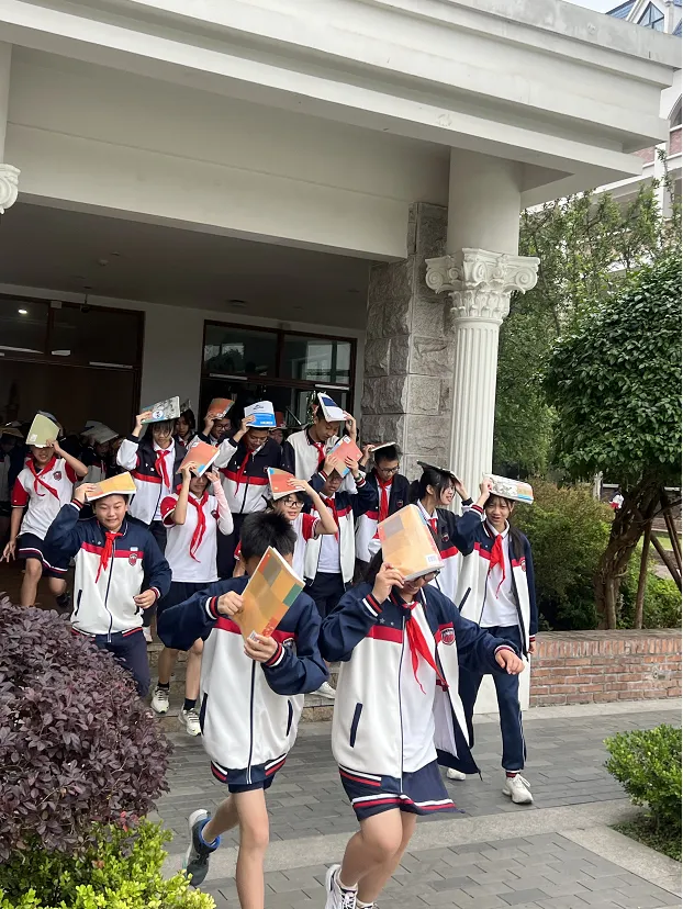 初中部防震减灾演练圆满落幕,筑牢校园安全新屏障 初中部防震减灾演练圆满落幕,筑牢校园安全新屏障