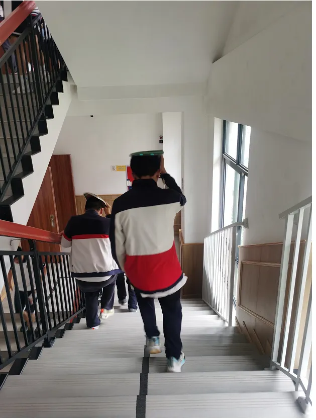 初中部防震减灾演练圆满落幕,筑牢校园安全新屏障 初中部防震减灾演练圆满落幕,筑牢校园安全新屏障