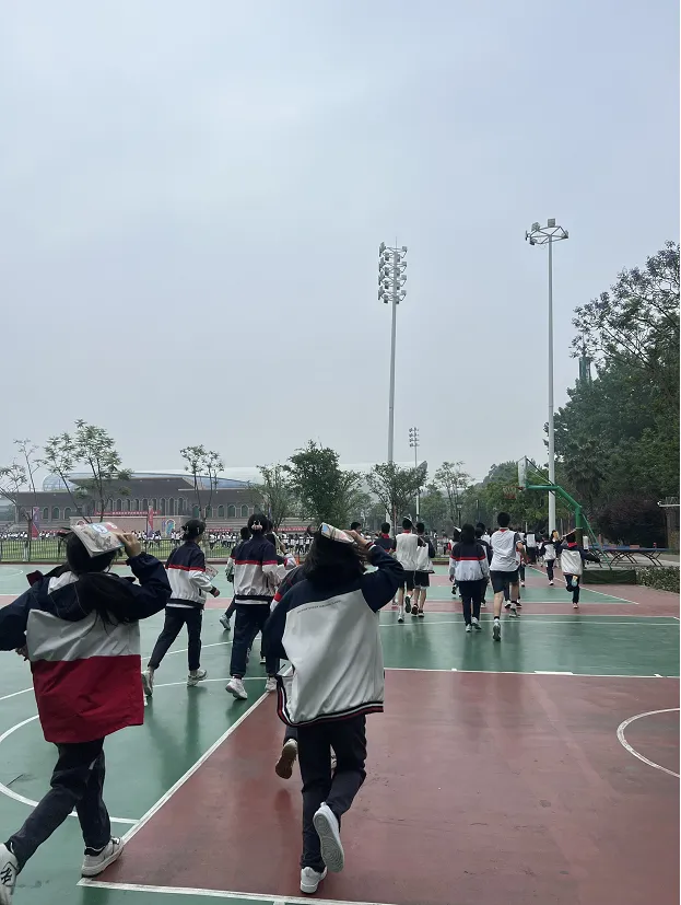 初中部防震减灾演练圆满落幕,筑牢校园安全新屏障 初中部防震减灾演练圆满落幕,筑牢校园安全新屏障