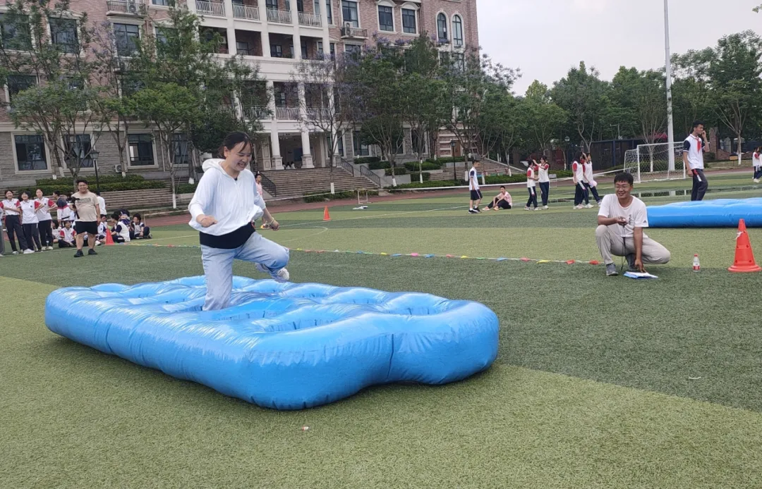 嗨翻了!你见过这样“撒欢”的校园生活吗? 嗨翻了!你见过这样“撒欢”的校园生活吗?