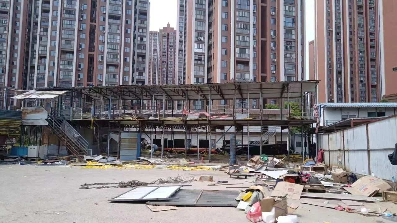 临时工棚成了建材交易市场，严令整改！