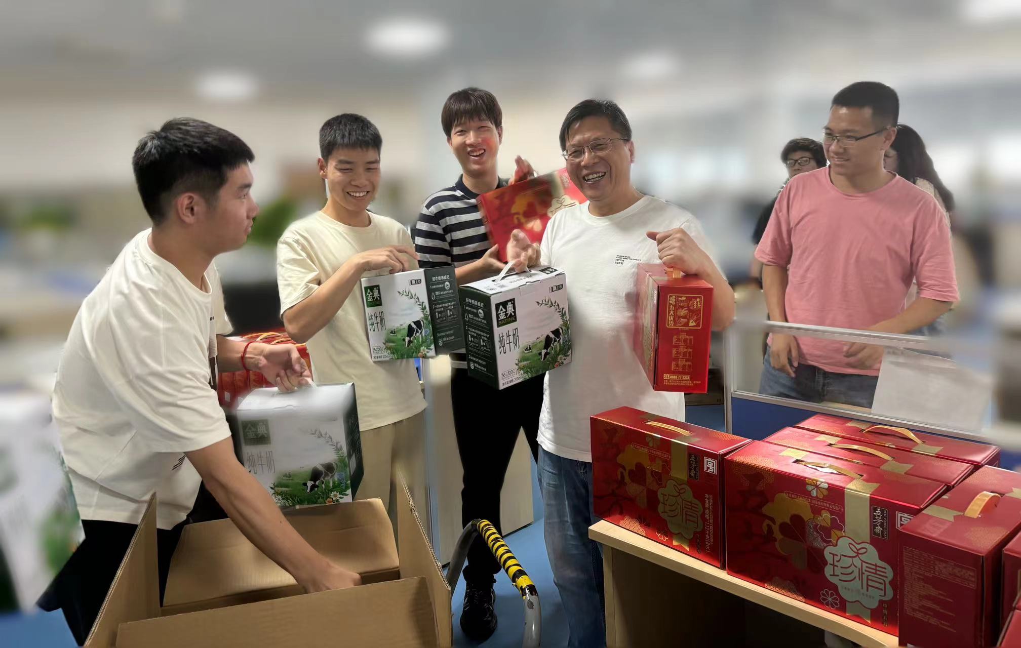 粽香迎端午 关怀暖人心|蓝海华腾为全体家人们发放端午节福利啦! 粽香迎端午 关怀暖人心|蓝海华腾为全体家人们发放端午节福利啦!