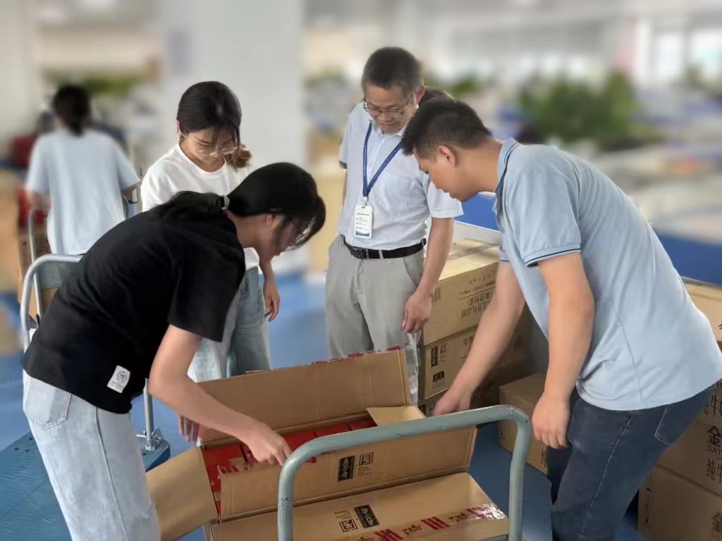 粽香迎端午 关怀暖人心|蓝海华腾为全体家人们发放端午节福利啦! 粽香迎端午 关怀暖人心|蓝海华腾为全体家人们发放端午节福利啦!