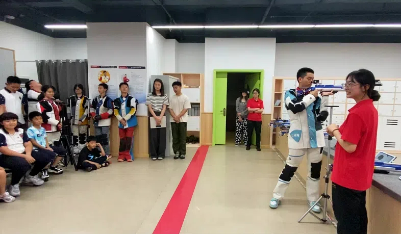 新川“冠军课堂”开课!4位大冠军亲训小小神射手! 新川“冠军课堂”开课!4位大冠军亲训小小神射手!