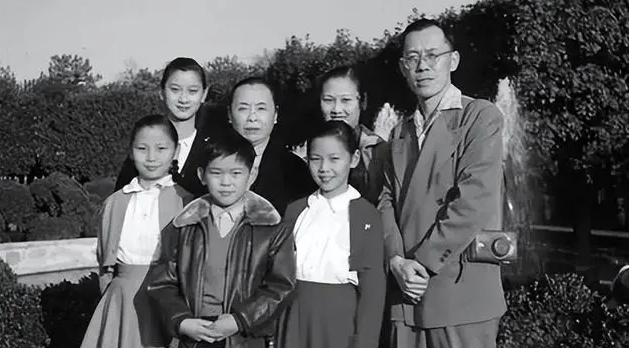 徐志摩后人:举家定居美国,无一人从事文学,回中国需要带翻译 徐志摩后人:举家定居美国,无一人从事文学,回中国需要带翻译