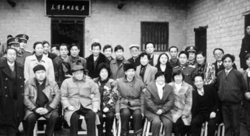 76年毛主席病重,躺在病床上含泪嘱咐李敏:有件事你要帮我去办 76年毛主席病重,躺在病床上含泪嘱咐李敏:有件事你要帮我去办