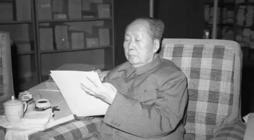 76年毛主席病重,躺在病床上含泪嘱咐李敏:有件事你要帮我去办 76年毛主席病重,躺在病床上含泪嘱咐李敏:有件事你要帮我去办