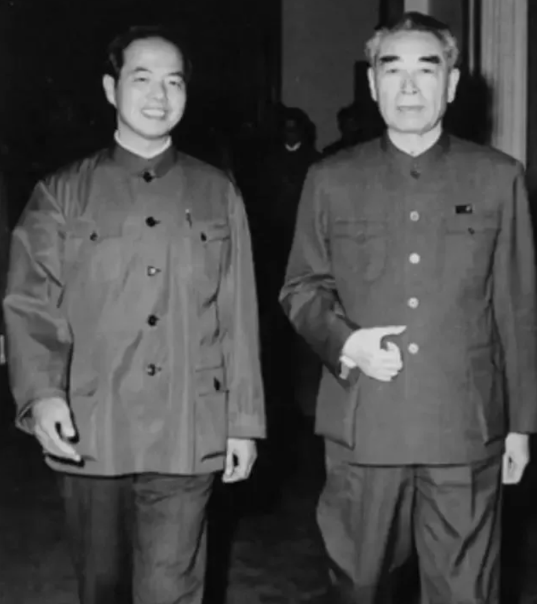 毛主席晚年与李政道谈物理学的对称,不料一开场却把李政道问住了 毛主席晚年与李政道谈物理学的对称,不料一开场却把李政道问住了