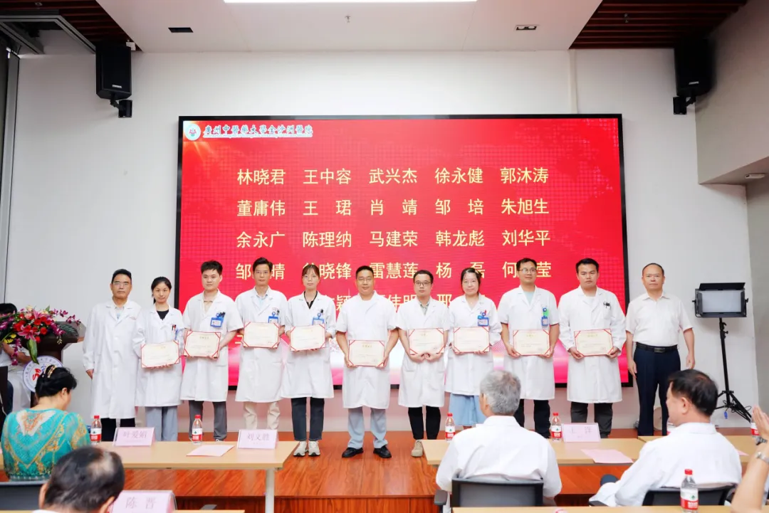 中国医师节|崇尚人文精神,彰显医者仁心 中国医师节|崇尚人文精神,彰显医者仁心