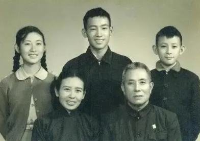 曹聚仁:为国尽忠为人滥情,他婚内两次出轨女学生,一声爱称终误前妻一生 曹聚仁:为国尽忠为人滥情,他婚内两次出轨女学生,一声爱称终误前妻一生