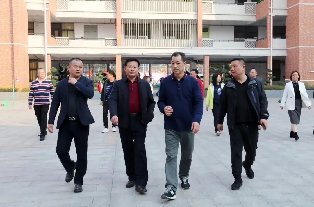 粤桂相牵心相连，捐资助学暖校园。