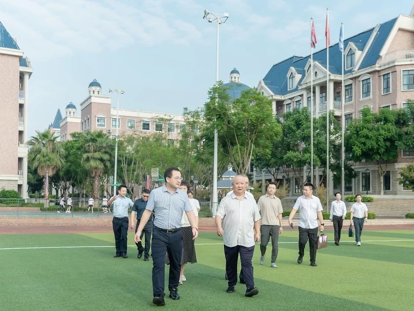成都市政协副主席里赞一行莅临新川外国语调研指导