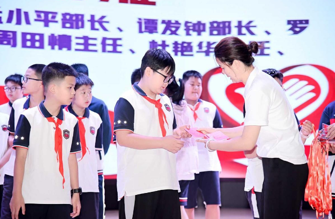 娃娃们开的“时间银行”,爸爸妈妈纷纷赶来当“储户”了! 娃娃们开的“时间银行”,爸爸妈妈纷纷赶来当“储户”了!
