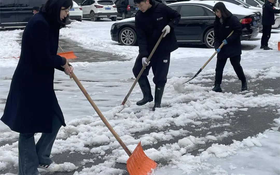 以雪为令，闻冰而动丨华科物业开展除冰雪行动