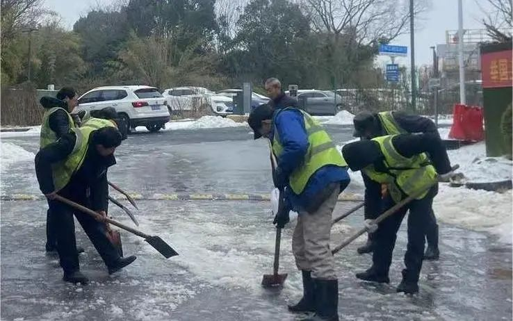 以雪为令，闻冰而动丨华科物业开展除冰雪行动