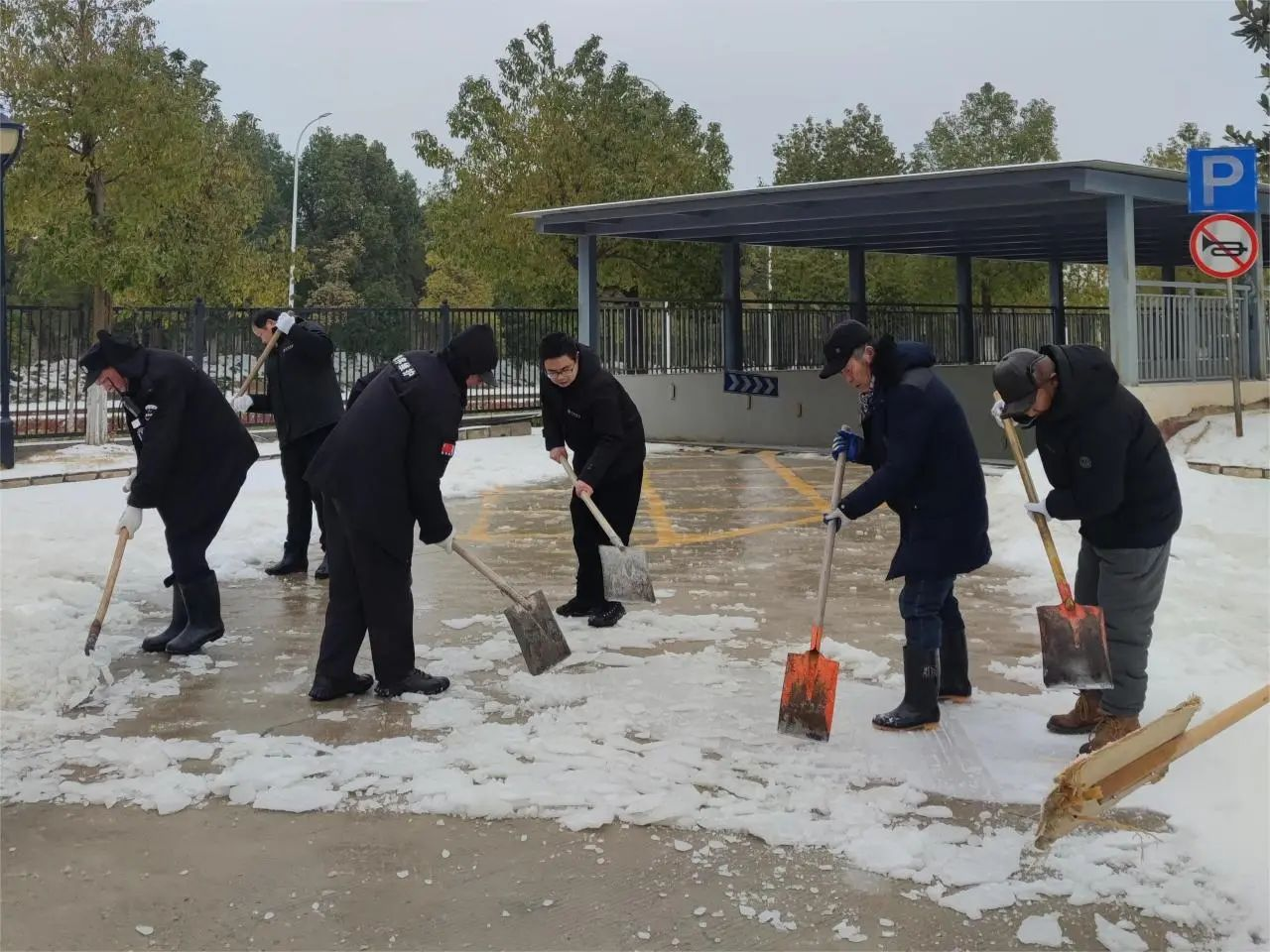 以雪为令，闻冰而动丨华科物业开展除冰雪行动