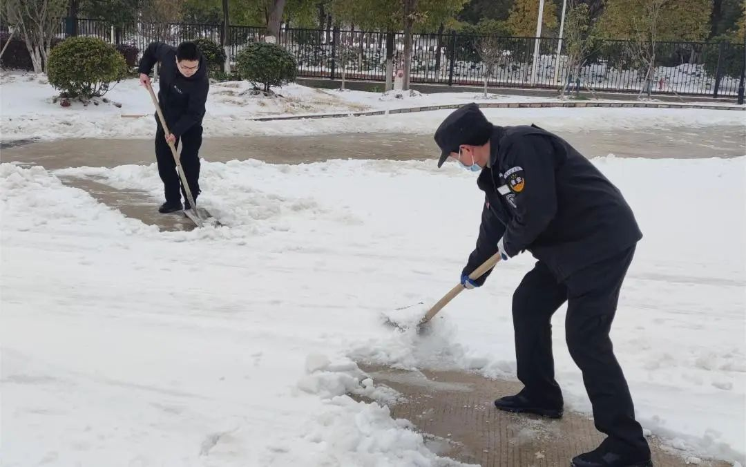 以雪为令，闻冰而动丨华科物业开展除冰雪行动