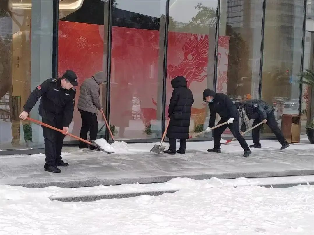 以雪为令，闻冰而动丨华科物业开展除冰雪行动