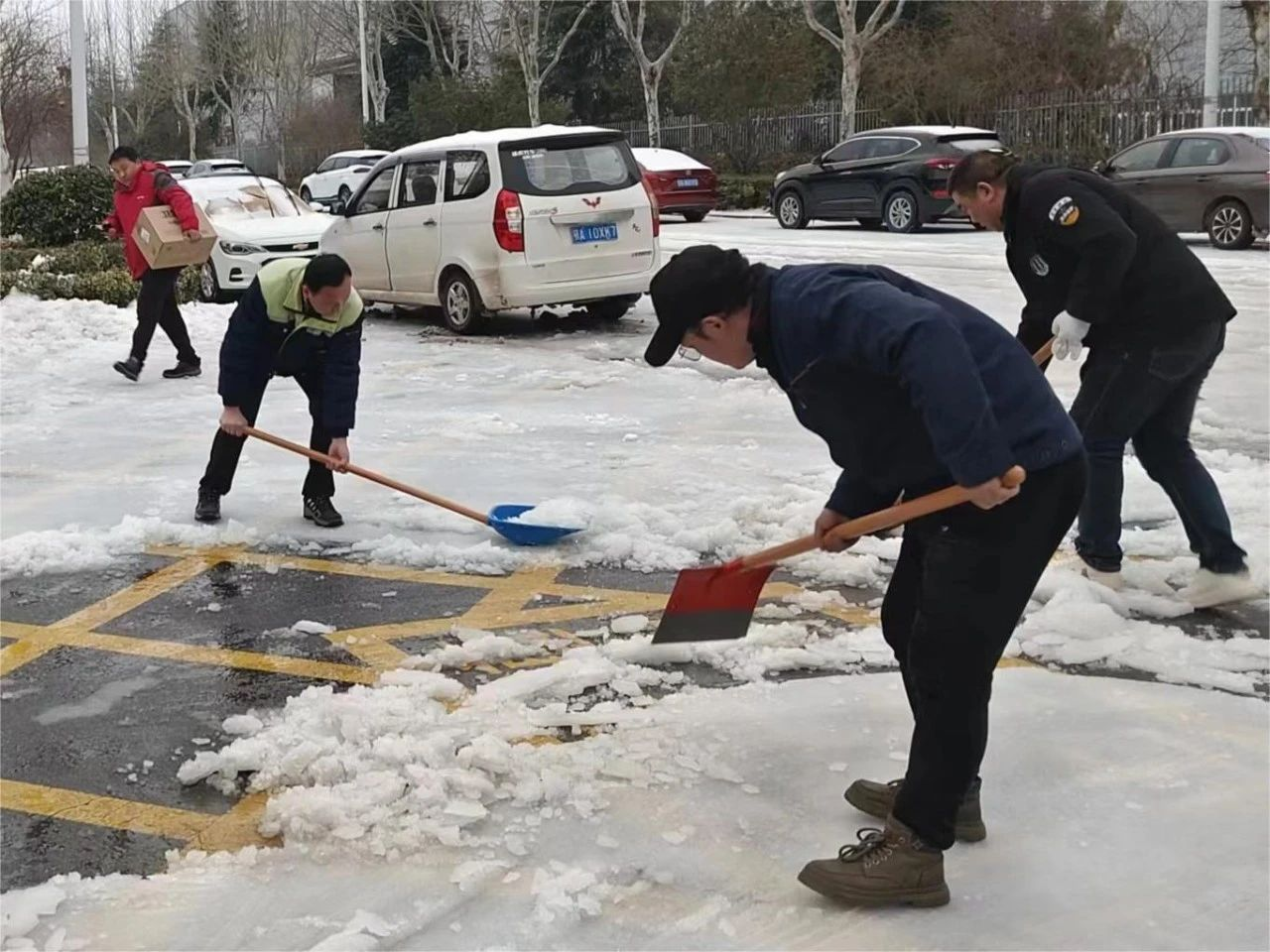 以雪为令，闻冰而动丨华科物业开展除冰雪行动