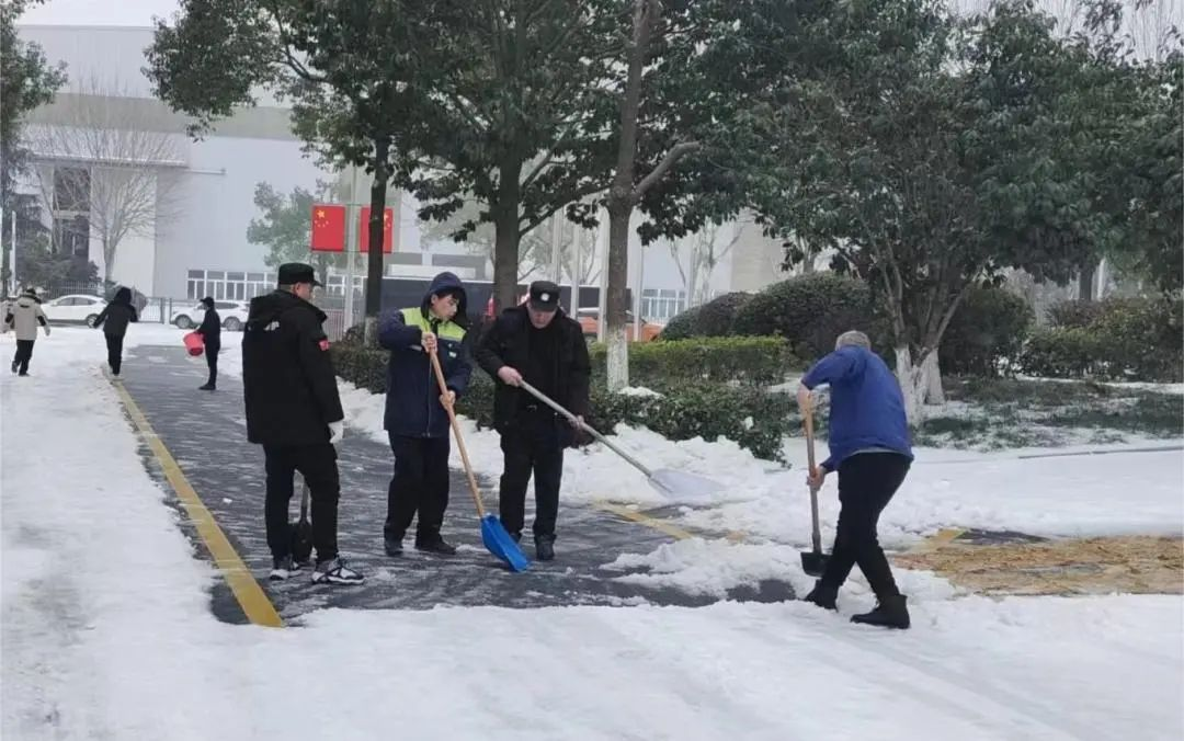 以雪为令，闻冰而动丨华科物业开展除冰雪行动