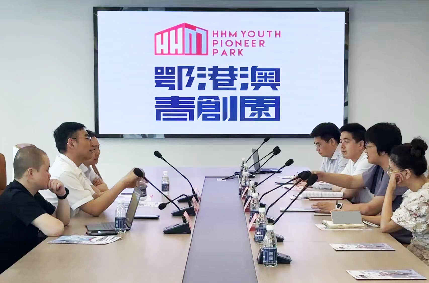 共青团贵阳市委书记裴莹蕾一行到访鄂港澳青创园