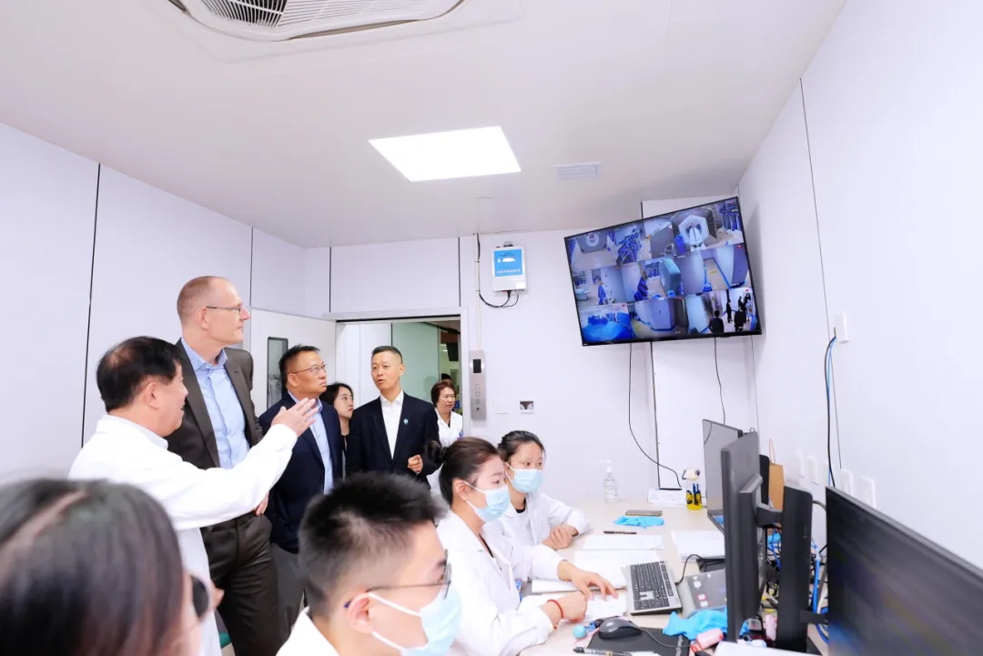 院内新闻|西门子医疗全球总裁Dr. Bernd Montag一行莅临我院参观交流 院内新闻|西门子医疗全球总裁Dr. Bernd Montag一行莅临我院参观交流