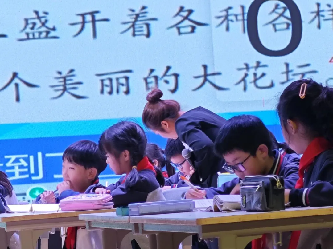 青蓝共携手!我校举行青年教师赛课活动 青蓝共携手!我校举行青年教师赛课活动
