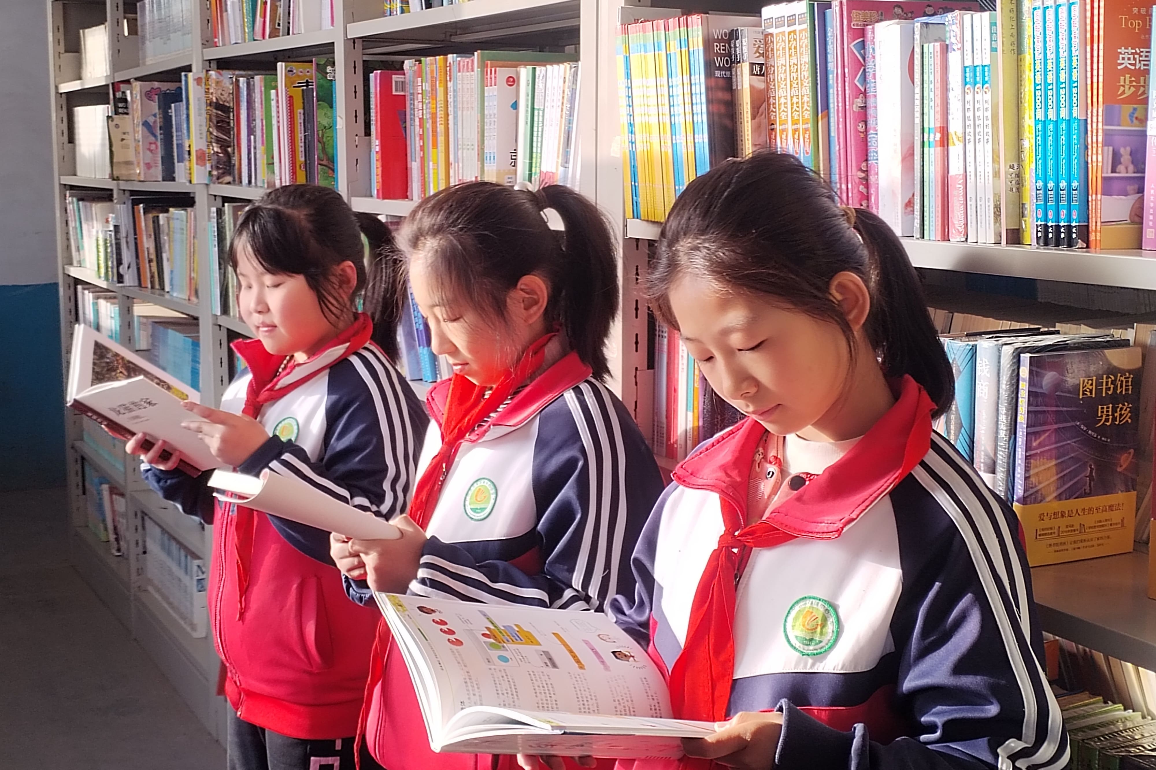 Tianjin university student journalists enter Sunhope Public Welfare Primary School to carry out the Tianjin university student journalists enter Sunhope Public Welfare Primary School to carry out the
