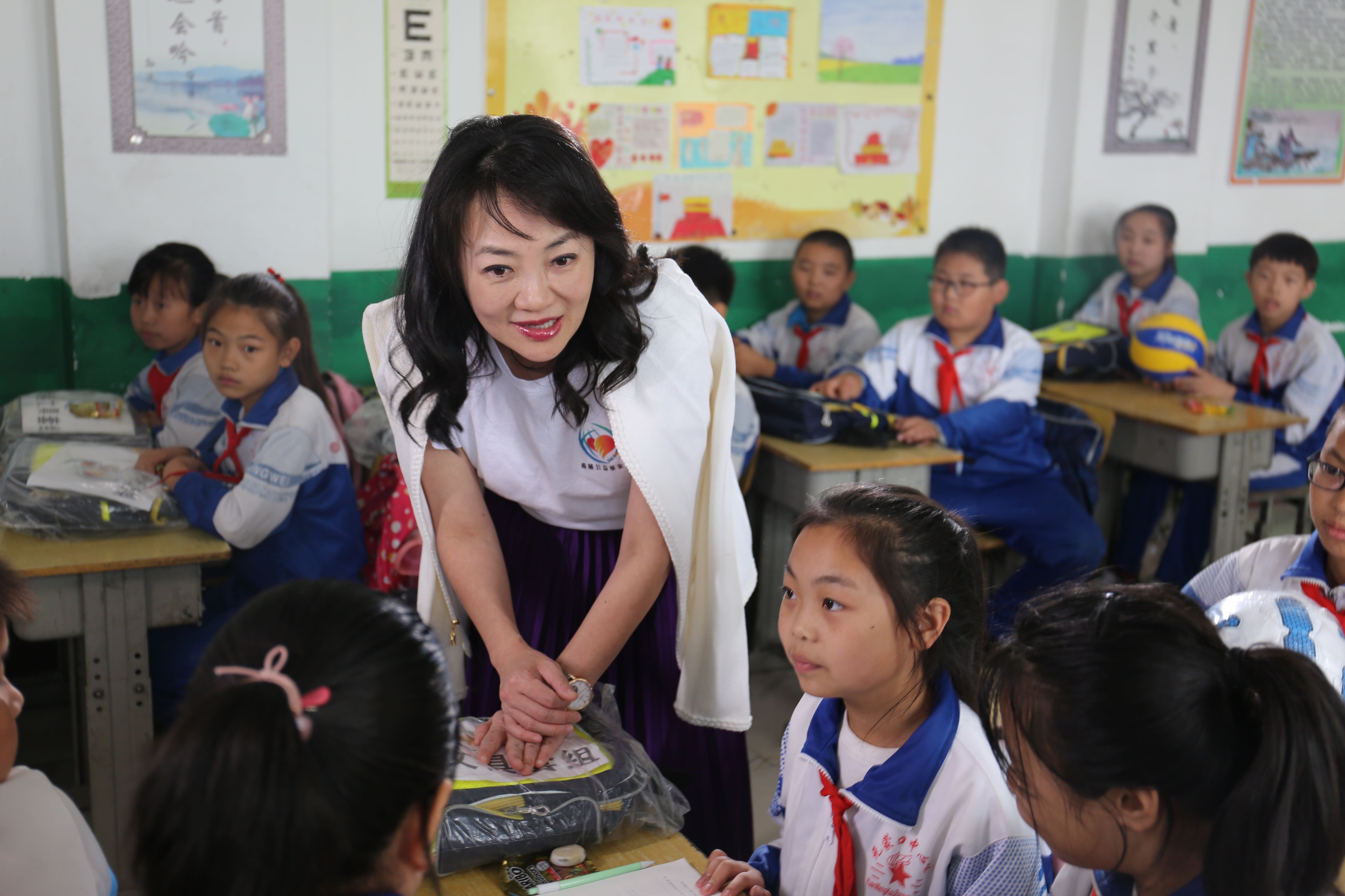 Tianjin university student journalists enter Sunhope Public Welfare Primary School to carry out the Tianjin university student journalists enter Sunhope Public Welfare Primary School to carry out the