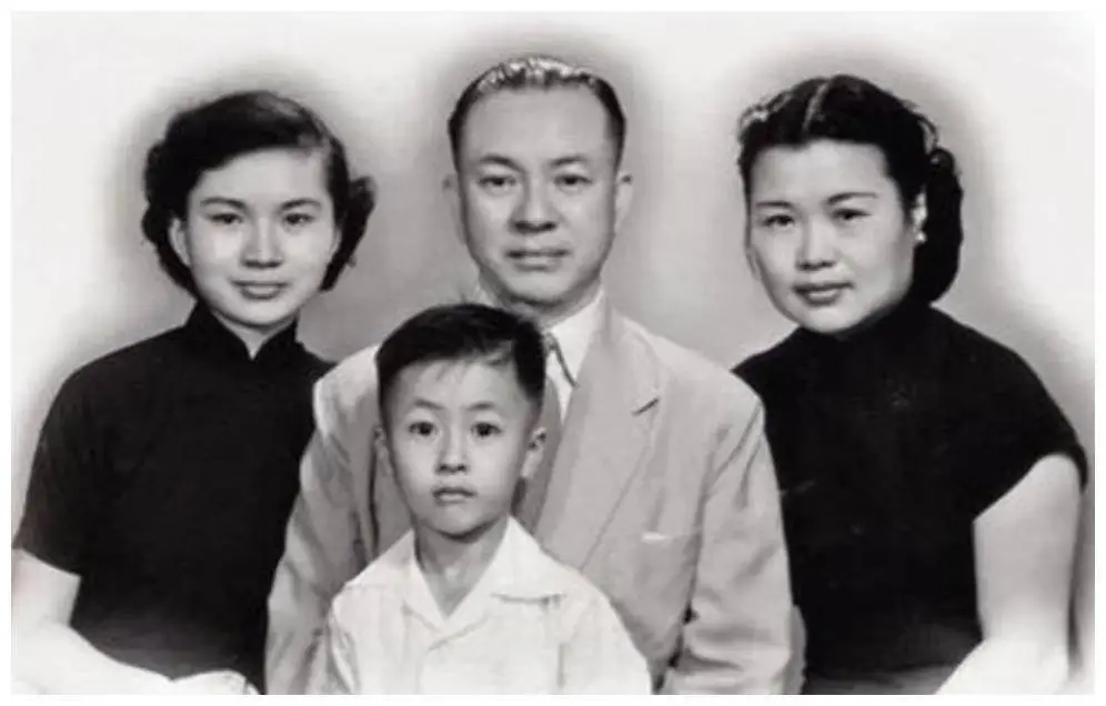 叛党名将时隔30年后回国,1981年邓颖超认出他:恩来找你找得好苦 叛党名将时隔30年后回国,1981年邓颖超认出他:恩来找你找得好苦