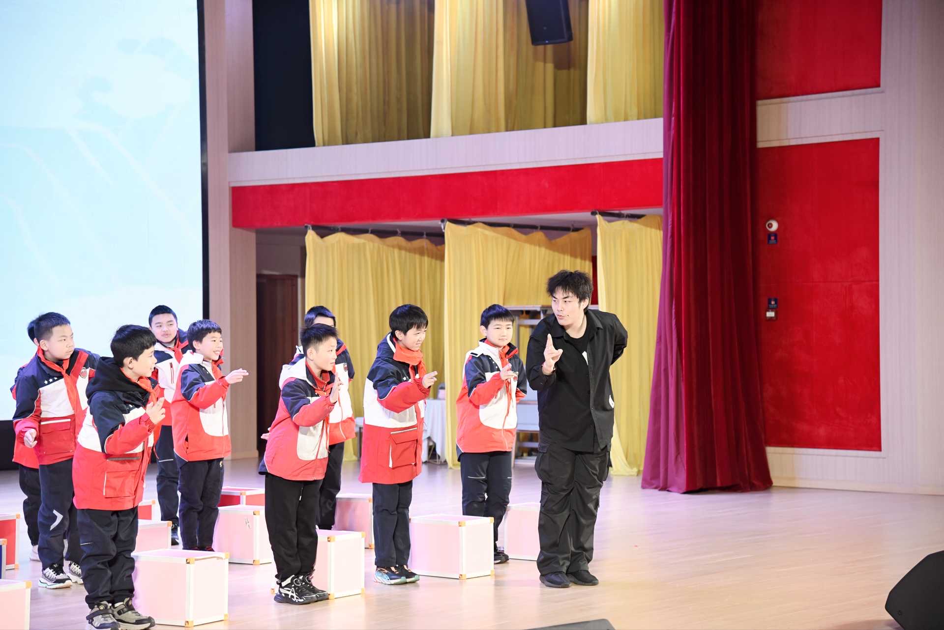 我校第二届学术年会召开 川大教授罗哲来校演讲