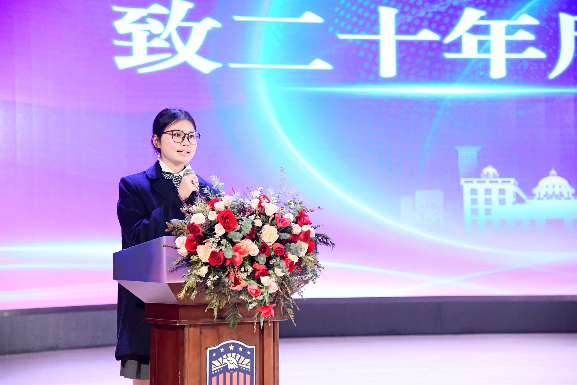 我校第二届学术年会召开 川大教授罗哲来校演讲