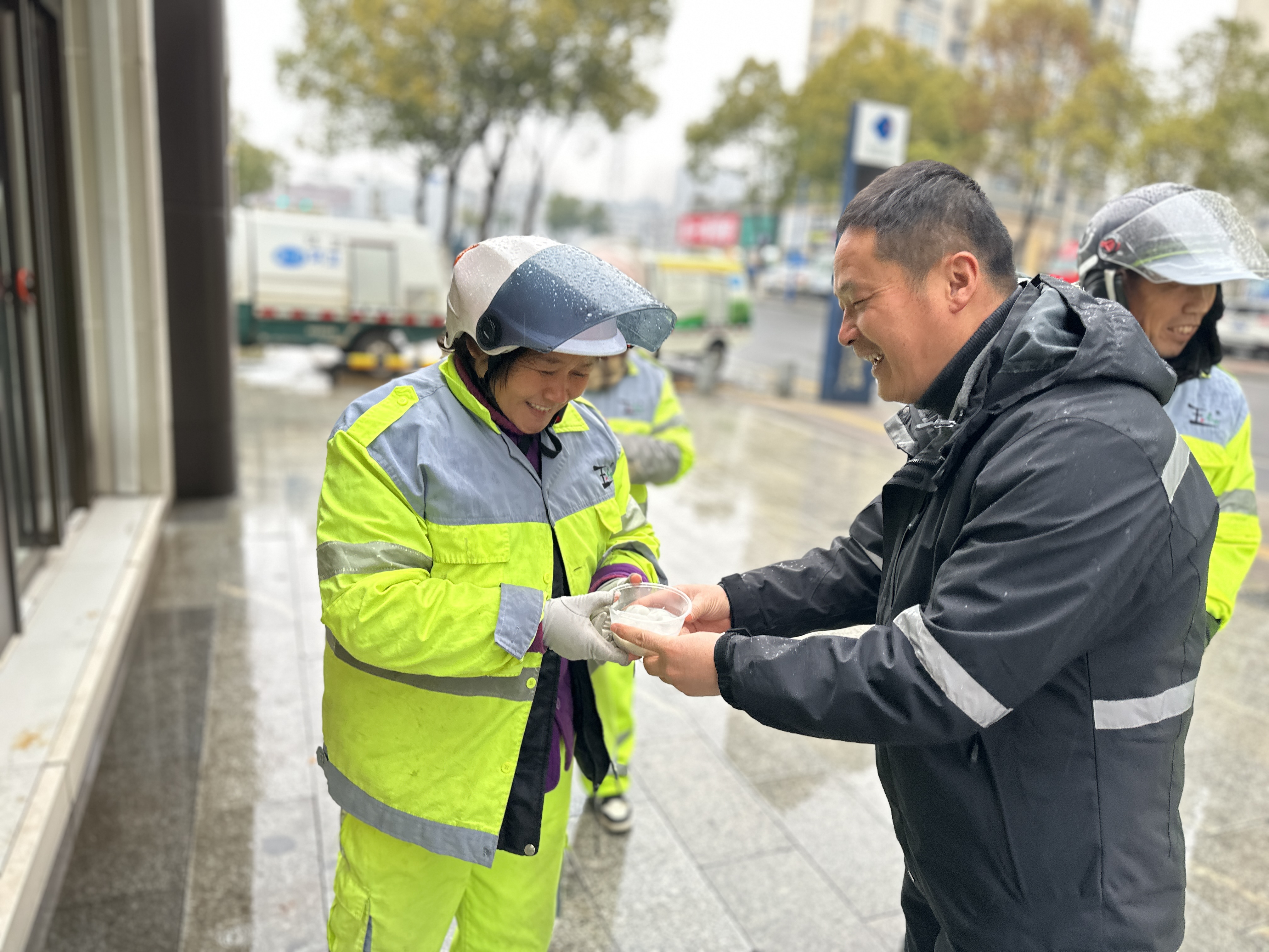 情聚元宵節(jié) 溫暖環(huán)衛(wèi)人——九江玉禾田智慧城市運營管理有限公司舉辦送湯圓活動
