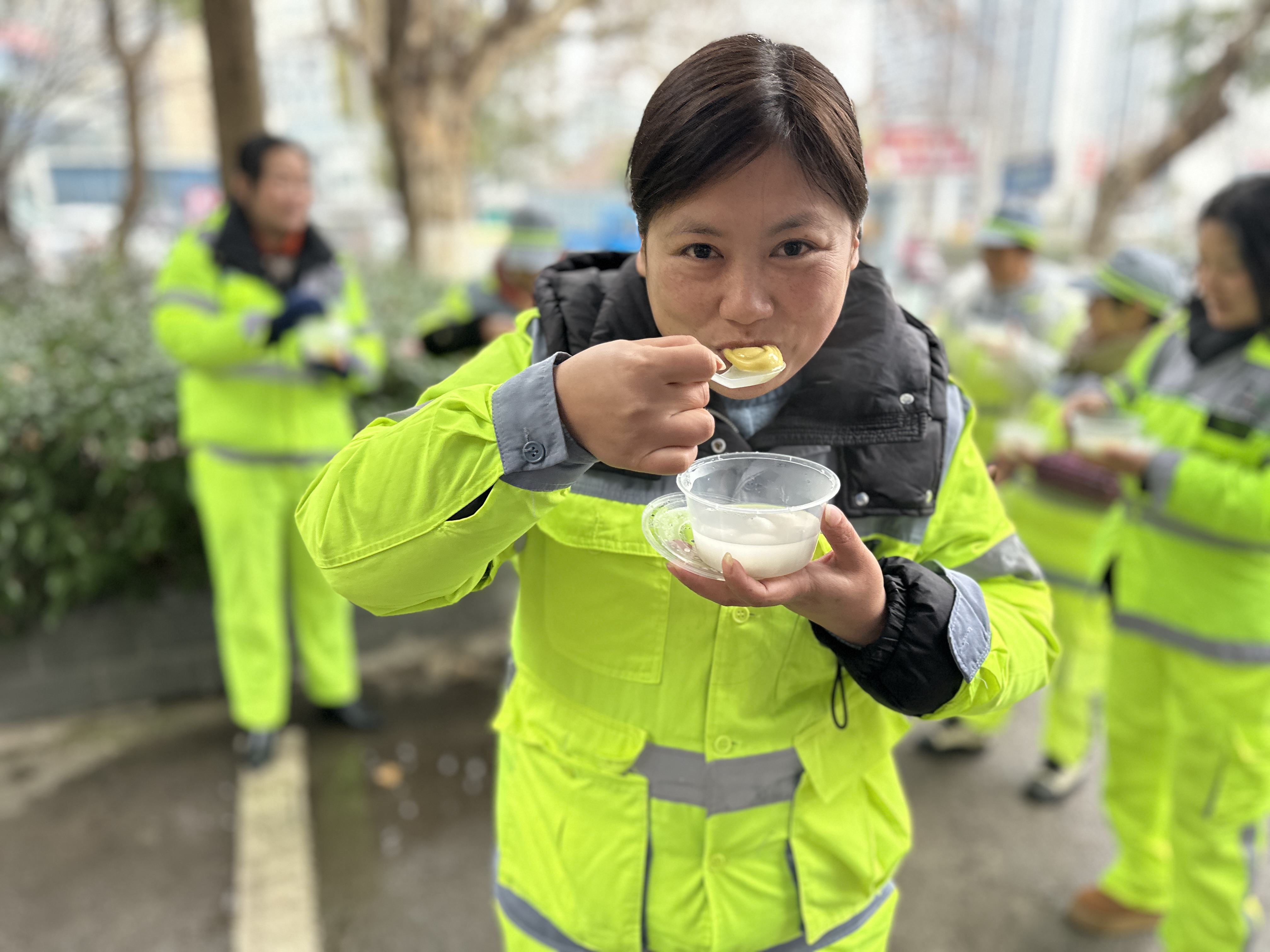 情聚元宵節(jié) 溫暖環(huán)衛(wèi)人——九江玉禾田智慧城市運營管理有限公司舉辦送湯圓活動