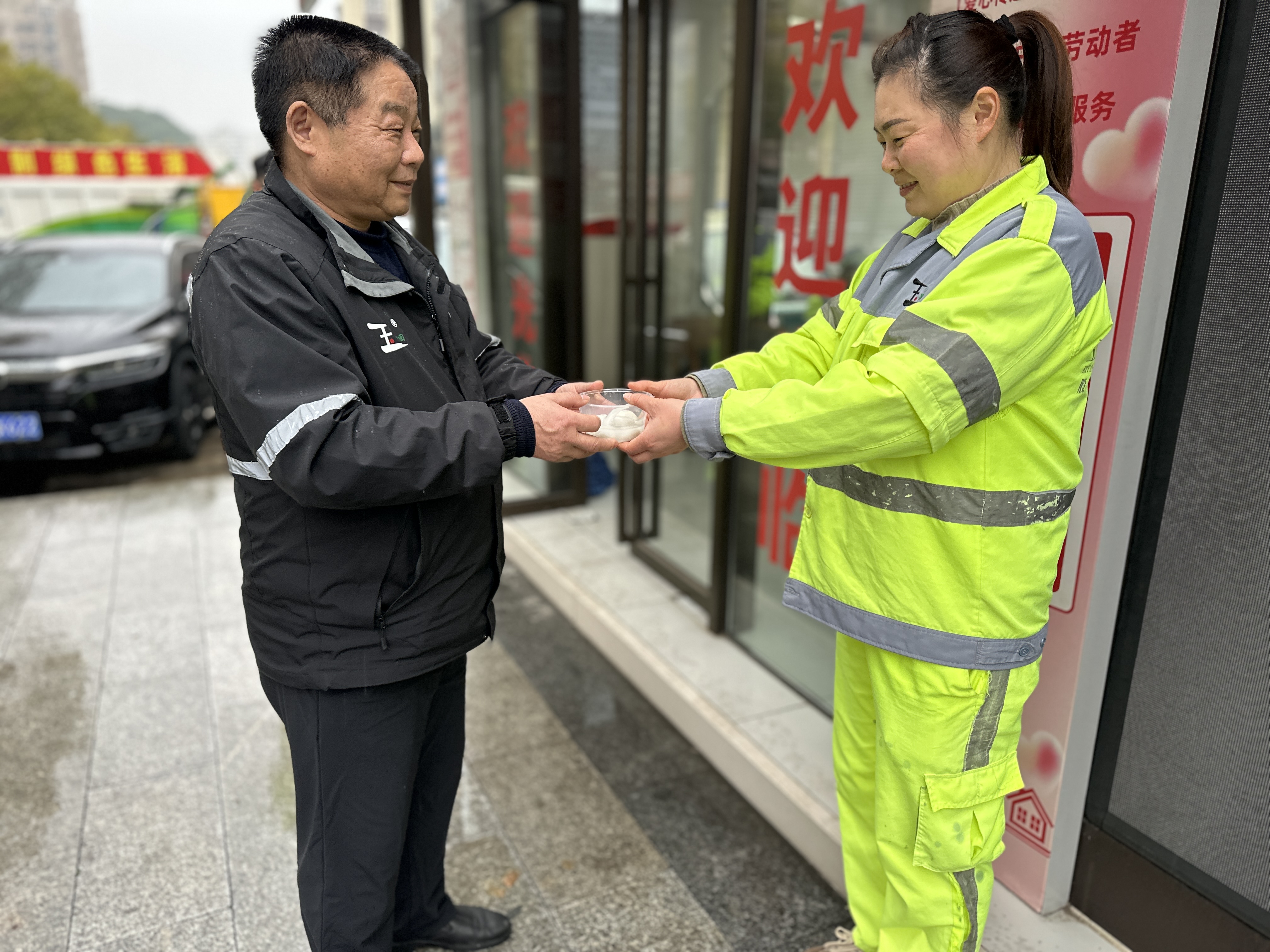 情聚元宵節(jié) 溫暖環(huán)衛(wèi)人——九江玉禾田智慧城市運營管理有限公司舉辦送湯圓活動