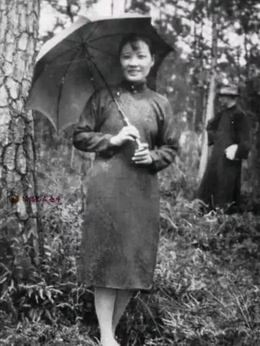 宋美龄106岁去世,贴身厨子回家后不久自尽,事后妻子透露出缘由 宋美龄106岁去世,贴身厨子回家后不久自尽,事后妻子透露出缘由