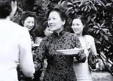 宋美龄106岁去世,贴身厨子回家后不久自尽,事后妻子透露出缘由 宋美龄106岁去世,贴身厨子回家后不久自尽,事后妻子透露出缘由
