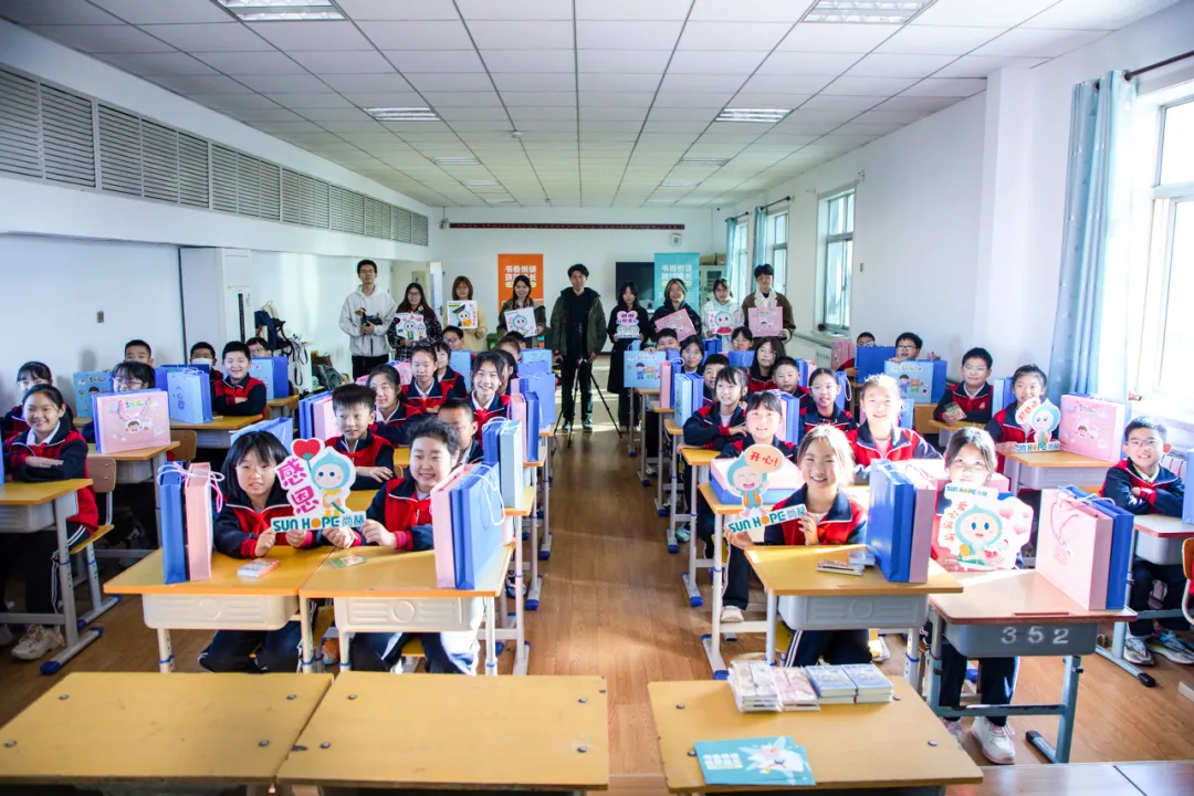 天津高校大學(xué)生記者走進(jìn)尚赫公益小學(xué)開(kāi)展“書(shū)香悅讀,筑夢(mèng)成長(zhǎng)”活動(dòng) 天津高校大學(xué)生記者走進(jìn)尚赫公益小學(xué)開(kāi)展“書(shū)香悅讀,筑夢(mèng)成長(zhǎng)”活動(dòng)