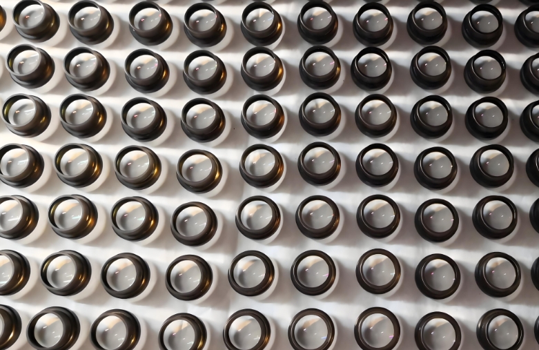 泓川科技LTC4000F光谱共焦传感器在透镜镜片厚度测量检测中的创新实践