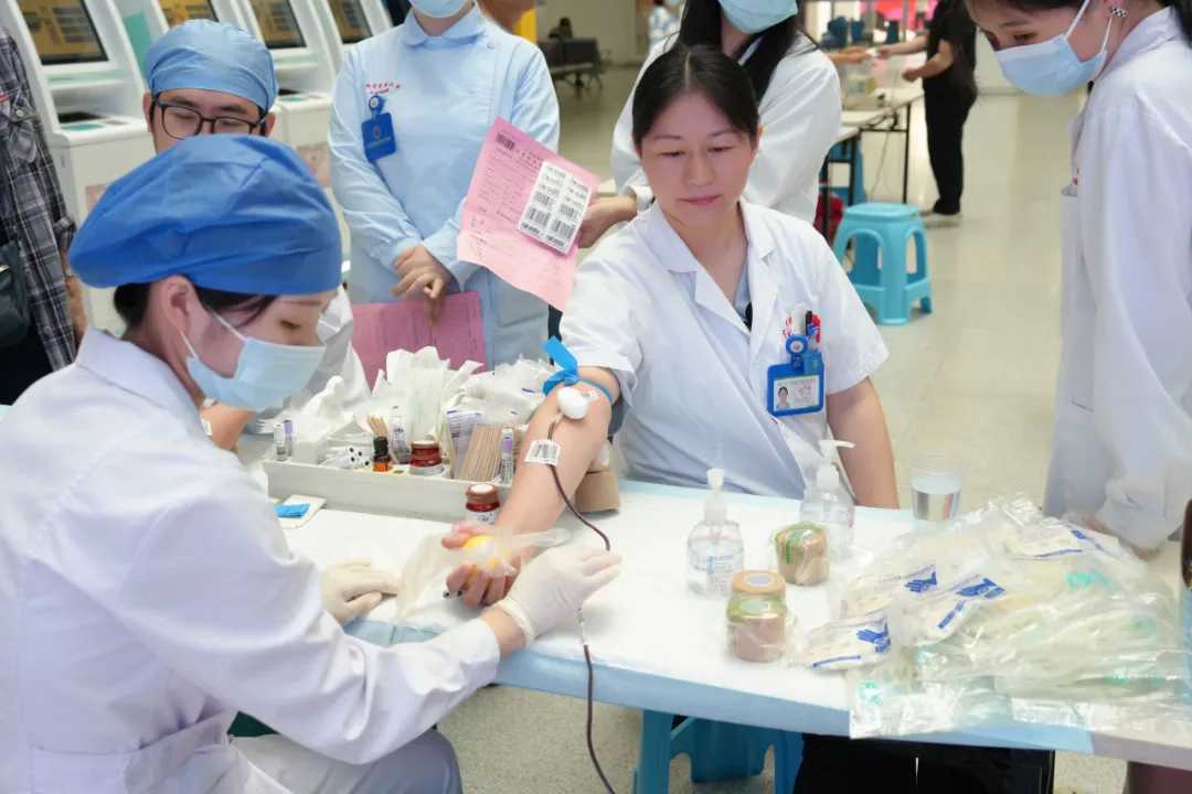 热血传爱心,生命共接力|香港宝典宝典免费资料大全香港宝典宝典免费资料大全开展无偿献血活动 热血传爱心,生命共接力|香港宝典宝典免费资料大全香港宝典宝典免费资料大全开展无偿献血活动