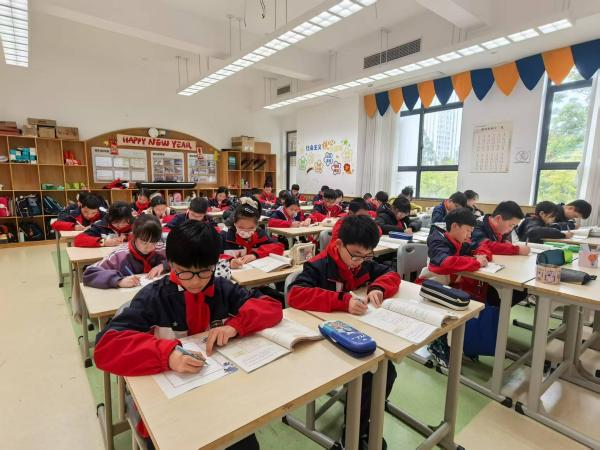 1400支笔在新川校园里舞蹈 1400支笔在新川校园里舞蹈